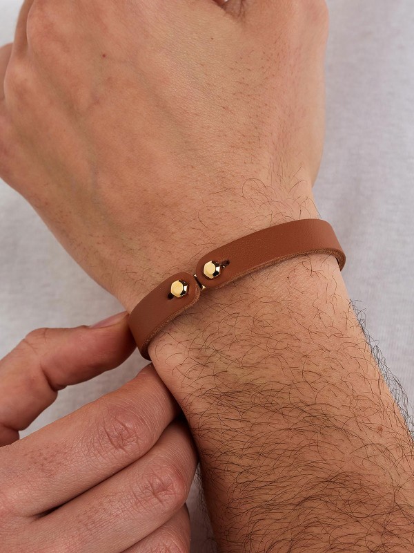 Brosway Ink BIK146A muška narukvica od braon kože sa kopčom od nerđajućeg čelika u zlatnom tonu. Kvalitetan i moderan nakit za svaku priliku i svakodnevno nošenje.