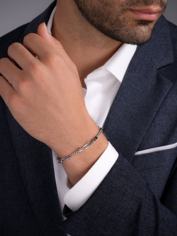 CERRUTI 1881 Saverio muška narukvica od nerđajućeg čelika u srebrnom tonu. Podesiva dužina 18+2cm. Prefinjen i moderan dizajn idealan za svaku priliku.