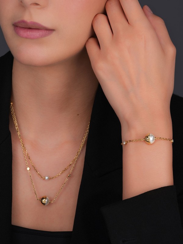 Prelepa CERRUTI 1881 Luciana ženska narukvica u zlatnom tonu. Izrađena od nerđajućeg čelika sa biserom i cirkonima. Podesiva dužina 17+3,5cm za savršen stil.