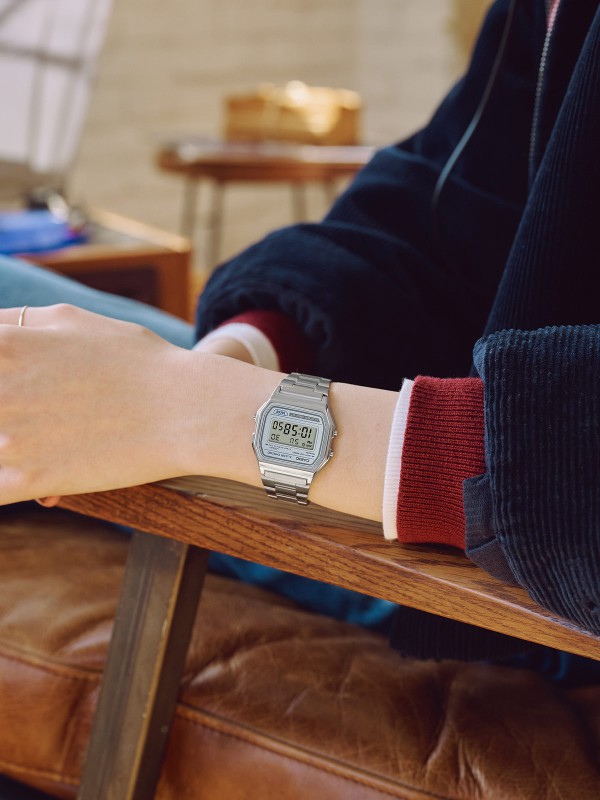 Kultni CASIO Vintage A158WEA-7EF unisex sat. Retro dizajn u srebrnom tonu sa digitalnim prikazom, LED svetlom i baterijom od 7 godina. Večna klasika za svaki dan.