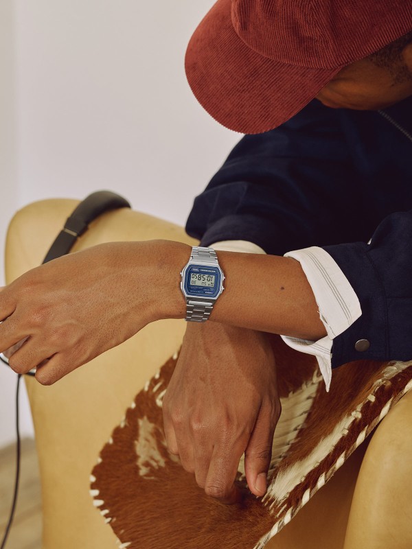 Kultni CASIO Vintage A158WEA-2EF unisex sat. Retro dizajn u srebrnom tonu sa teget brojčanikom, LED svetlom i baterijom od 7 godina. Savršen trendi detalj.