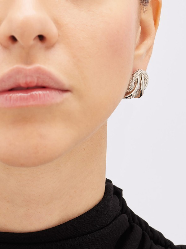 Elegantne PIANEGONDA Foedus PFOE01 ženske srebrne minđuše od srebra 925. Unikatan dizajn sa čvorom i sfernom teksturom (24mm). Savršen spoj umetnosti i stila.