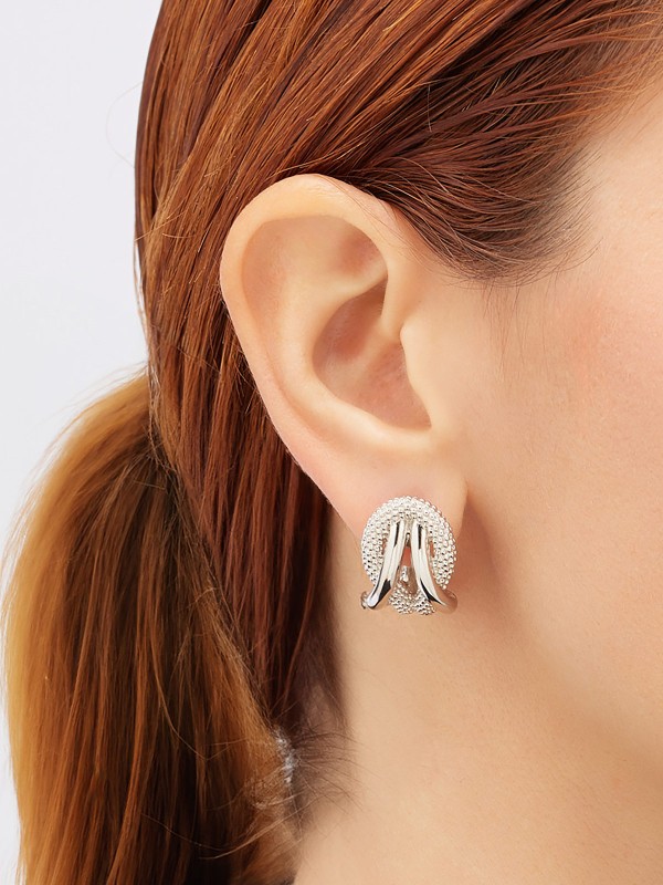 Elegantne PIANEGONDA Foedus PFOE01 ženske srebrne minđuše od srebra 925. Unikatan dizajn sa čvorom i sfernom teksturom (24mm). Savršen spoj umetnosti i stila.