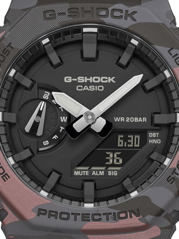 G-SHOCK GA-2100CM-8AER CasiOak u kamuflažnom printu crno/sivo/crveno. Analogno-digitalni muški sat, vodootpornost 200m. Dostupan u Timer radnjama i online.
