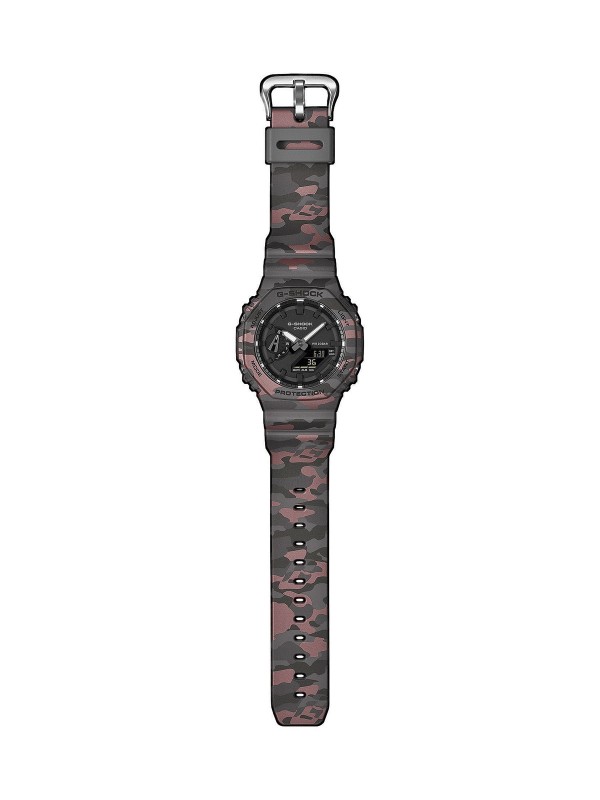 G-SHOCK GA-2100CM-8AER CasiOak u kamuflažnom printu crno/sivo/crveno. Analogno-digitalni muški sat, vodootpornost 200m. Dostupan u Timer radnjama i online.