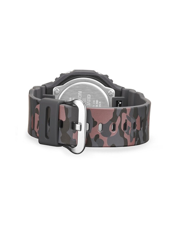 G-SHOCK GA-2100CM-8AER CasiOak u kamuflažnom printu crno/sivo/crveno. Analogno-digitalni muški sat, vodootpornost 200m. Dostupan u Timer radnjama i online.