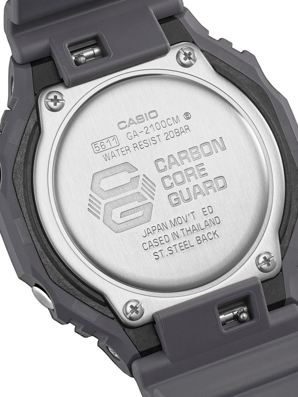 G-SHOCK GA-2100CM-8AER CasiOak u kamuflažnom printu crno/sivo/crveno. Analogno-digitalni muški sat, vodootpornost 200m. Dostupan u Timer radnjama i online.