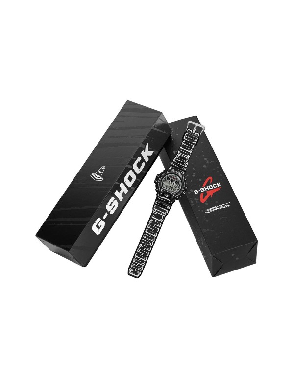 Limitirani G-SHOCK DW-6900JV-1ER iz saradnje sa umetnikom Joshua Vides. Crni sat sa belom strip grafikom, vodootpornost 200m. Kupite u Timer radnjama.