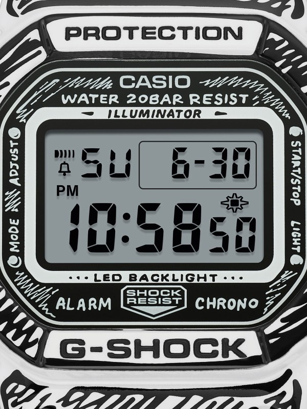 Limitirani G-SHOCK DW-5600JV-7ER iz saradnje sa umetnikom Joshua Vides. Beli sat sa crnom strip grafikom, vodootpornost 200m. Kupite u Timer radnjama.