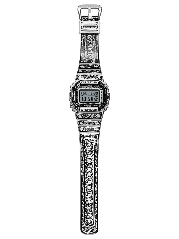 Limitirani G-SHOCK DW-5600JV-7ER iz saradnje sa umetnikom Joshua Vides. Beli sat sa crnom strip grafikom, vodootpornost 200m. Kupite u Timer radnjama.