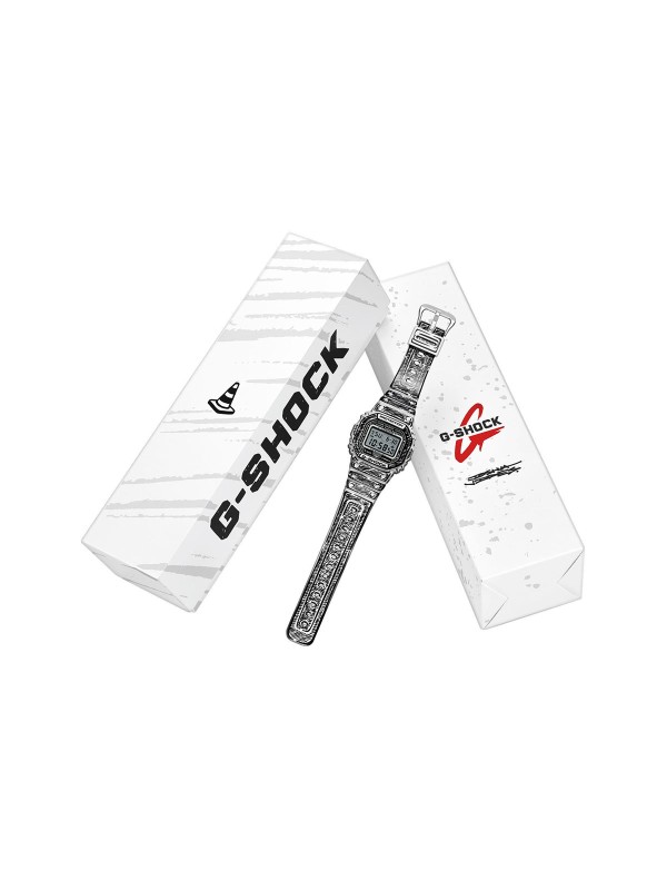 Limitirani G-SHOCK DW-5600JV-7ER iz saradnje sa umetnikom Joshua Vides. Beli sat sa crnom strip grafikom, vodootpornost 200m. Kupite u Timer radnjama.