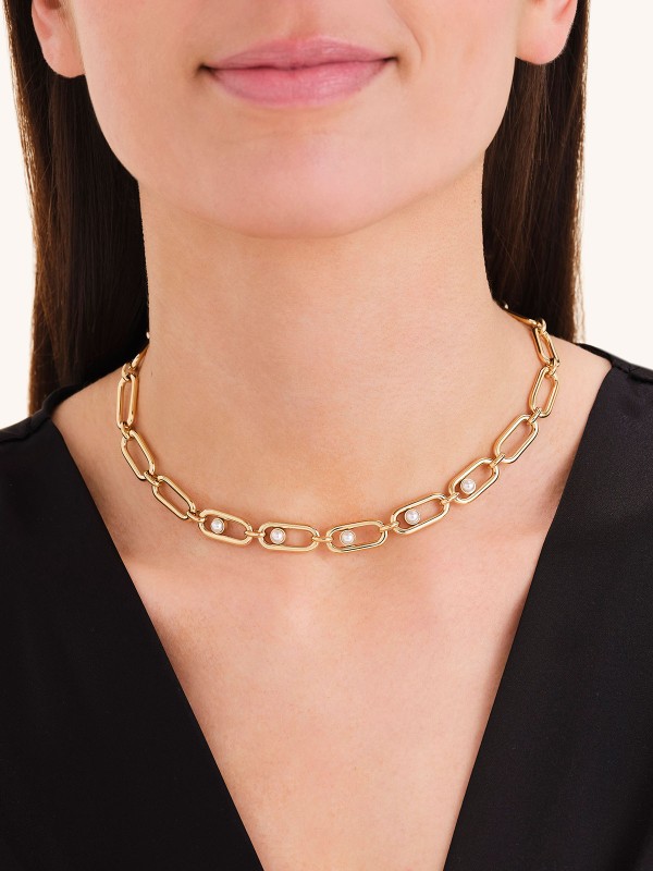 Elegantna ženska ogrlica od nerđajućeg čelika u boji žutog zlata sa biserima. Savršen modni dodatak za svaku priliku. Kupite odmah online!