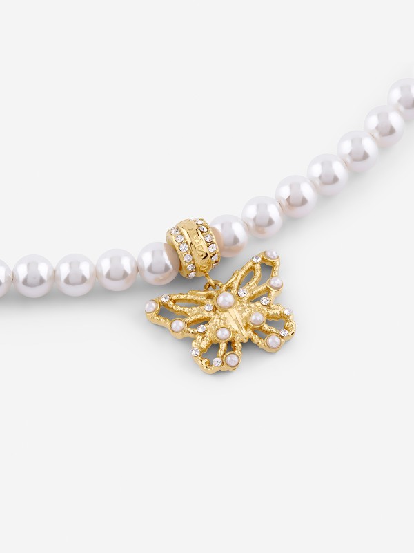 Guess ženska ogrlica od nerđajućeg čelika u boji žutog zlata sa bisernim perlama. Elegantna i podesiva. Poručite online i istaknite svoj stil!