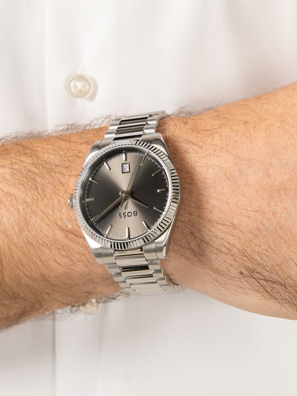 Muški analogni sat Boss sa kućištem i narukvicom od nerđajućeg čelika. Elegantnog dizajna i kvarcnog mehanizma. Poručite online i istaknite stil!
