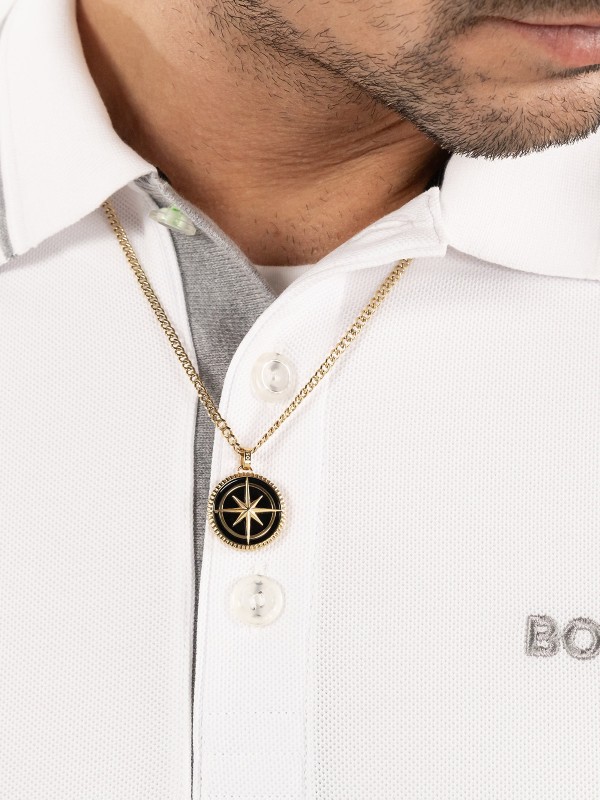 Muška ogrlica od nerđajućeg čelika u boji žutog zlata sa modernim medaljonom. Savršen dodatak za stilskog muškarca. Kupite odmah online!