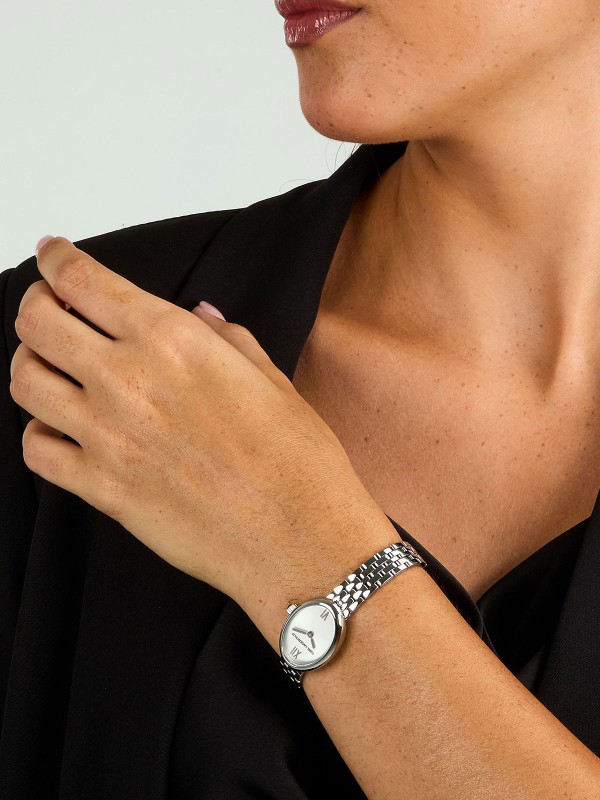Karl Lagerfeld Oval Allure ženski sat u srebrnoj boji sa ovalnim kućištem. Kvarcni mehanizam i mineralno staklo. Naruči online!