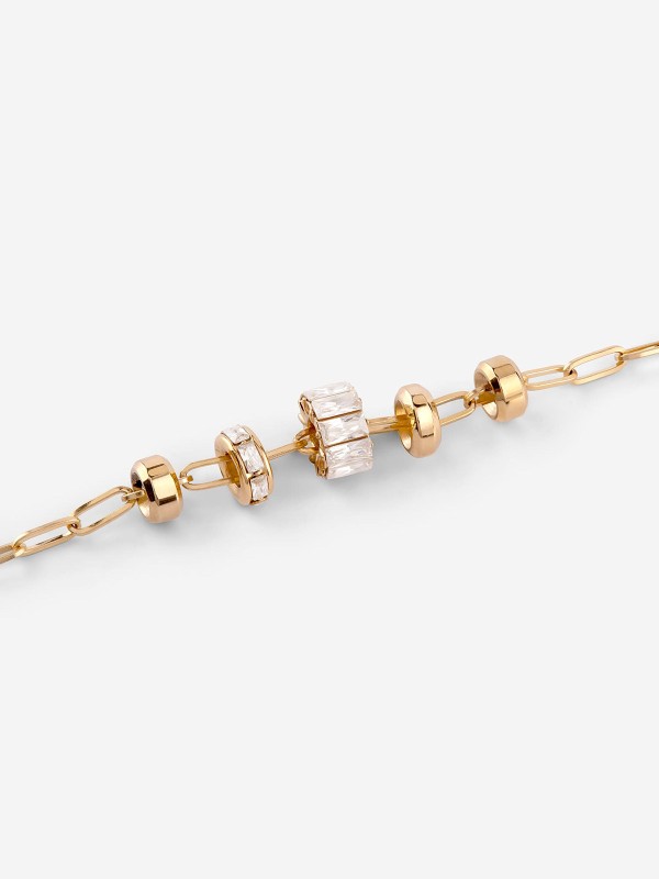Ženska Guess narukvica u boji žutog zlata sa baguette cirkonima. Nerđajući čelik, podesiva dužina i elegantan dizajn. Naruči online!
