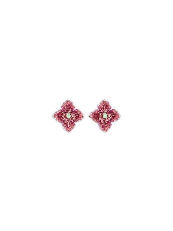 Otkrijte GUESS "Botanica" minđuše - elegantan hibiskus dizajn sa pink perlicama i centralnim kamenom. Savršen dodatak za svaki outfit!