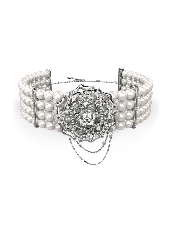 Elegantna GUESS ženska ogrlica - choker u boji srebra sa biserima i cvetom božura. Podesiva dužina za savršeno pristajanje.