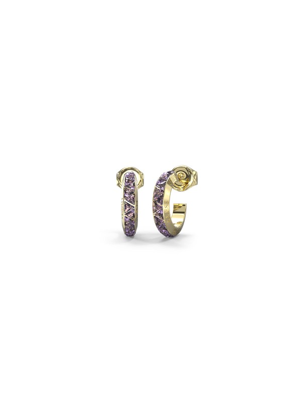 GUESS ženske alke u boji žutog zlata sa ljubičastim cirkonima, elegantan dizajn trouglova, prečnik 18mm. Idealne za svaku priliku.