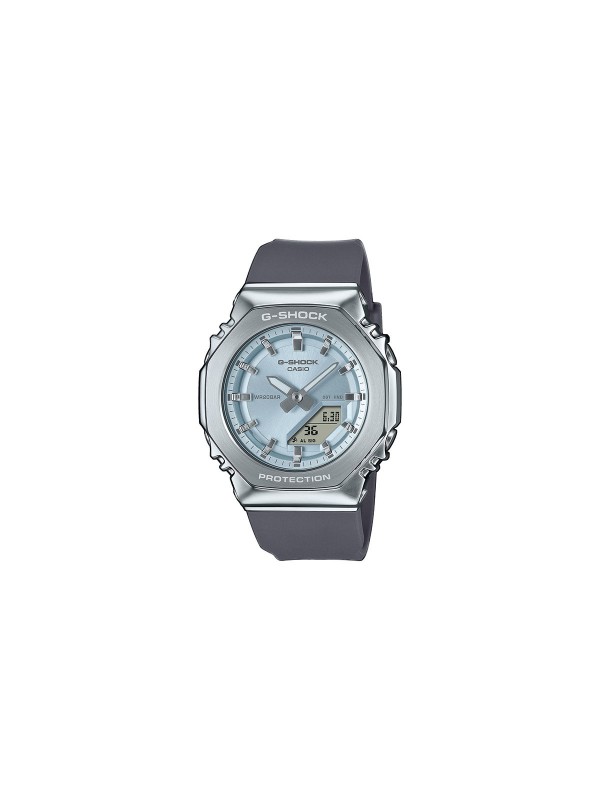 Kompaktan G-SHOCK sa metalnim kućištem, svetlo plavim brojčanikom i gumenom narukvicom. Otporan na udarce, vodootporan do 200m.