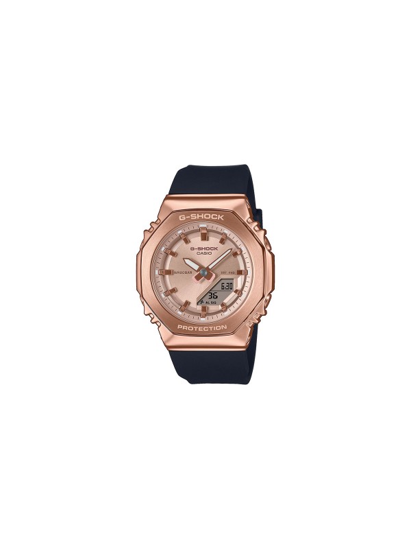 Kompaktan G-SHOCK sa čeličnim kućištem u boji roze zlata i crnom gumenom narukvicom, savršen za stil i izdržljivost.