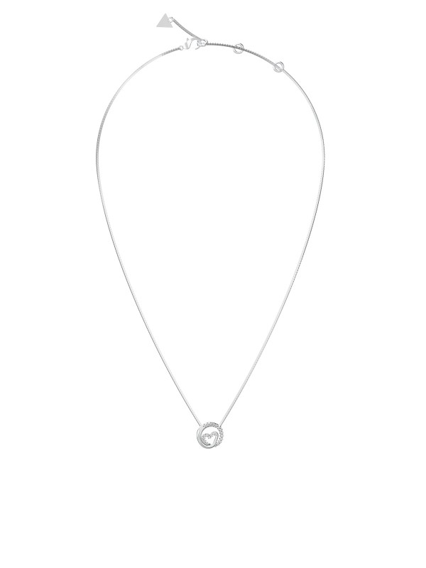 Guess ICONIQUE ogrlica u boji srebra sa elegantnim uvijenim srcem ukrašenim cirkonima. Moderan, romantičan detalj za svakodnevne i posebne kombinacije.