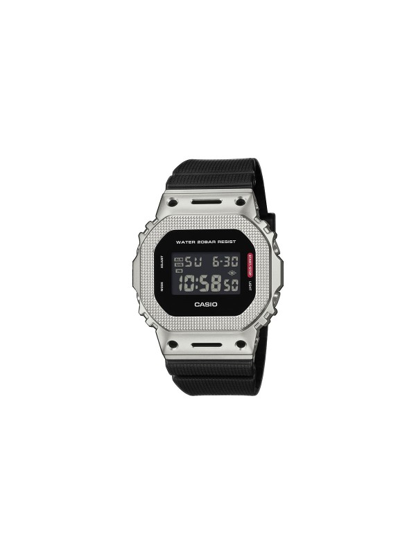 G-SHOCK GM-5600M-1ER muški digitalni sat sa čeličnom koronom i crnom gumenom narukvicom. Izdržljiv, moderan i otporan na udarce – idealan za sportski stil.