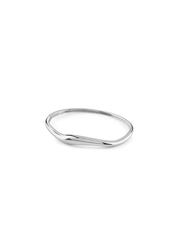 Elegantna GUESS FLUID narukvica od srebra 925, širine 8mm, savršen je izbor za savremene žene.