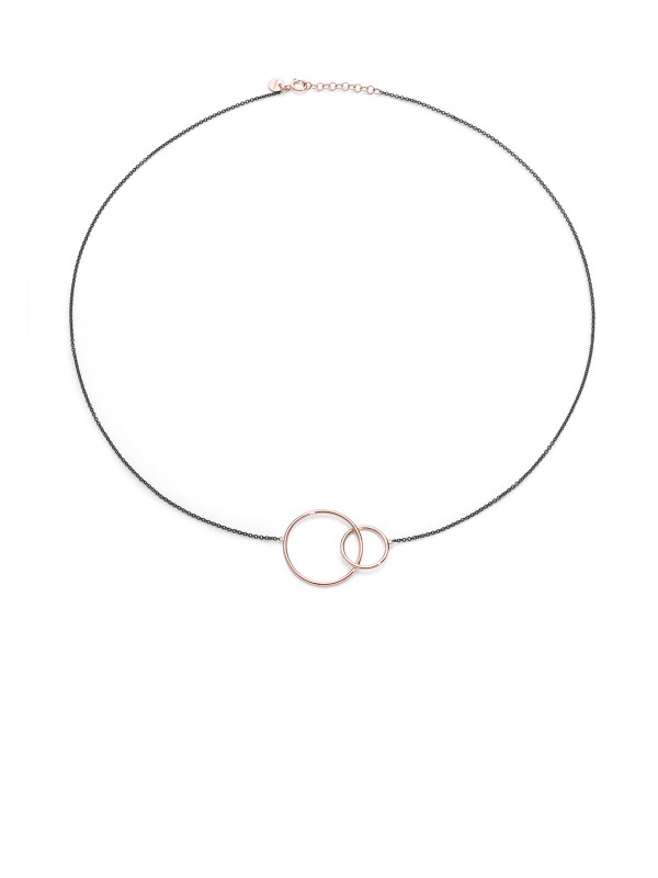Elegantna Burato Black Union ogrlica od srebra s PVD crnom prevlakom i privescima od 18ct roze zlata. Podesiva dužina: 40cm i 42cm.