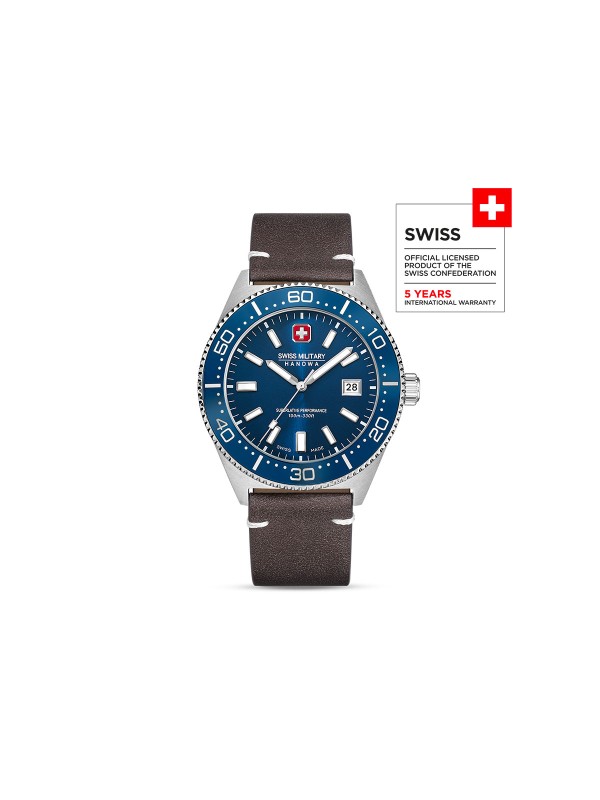 SWISS MILITARY HANOWA NOMAD BOX SET SMWGB0004902-SET – Swiss Made muški sportski sat sa kućištem od 43 mm i plavim brojčanikom. Ovaj set uključuje tri zamenljive narukvice – braon kožnu, plavu silikonsku i plavu platnenu – pružajući maksimalnu fleksibilnost i stil. Sat odlikuju kućište od nerđajućeg čelika, safirno staklo, kvarcni mehanizam Ronda 515 i vodootpornost do 100 metara.