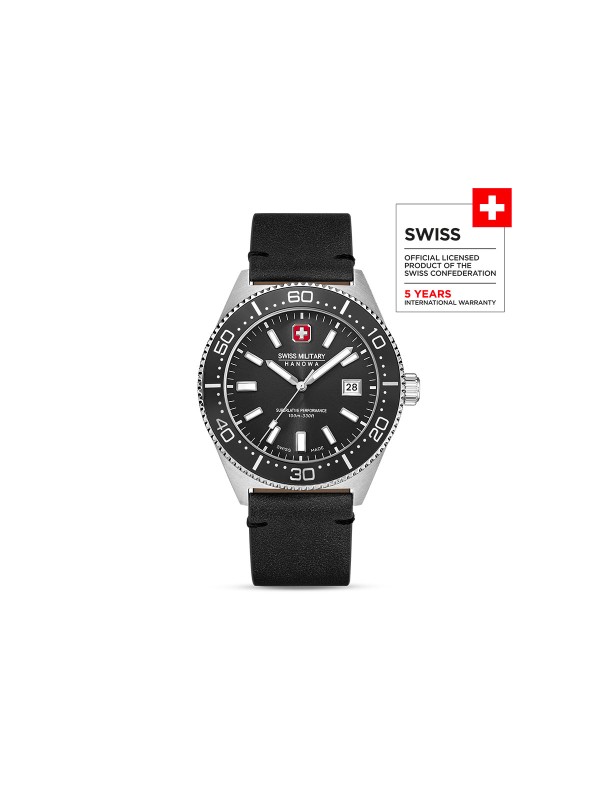 SWISS MILITARY HANOWA NOMAD BOX SET SMWGB0004901-SET – Swiss Made muški sportski sat sa kućištem od 43 mm i crnim brojčanikom. Ovaj set dolazi sa tri zamenljive narukvice: kožnom, silikonskom i platnenom, pružajući potpunu prilagodljivost i svestran stil. Kućište od nerđajućeg čelika, safirno staklo i kvarcni mehanizam Ronda 515 garantuju pouzdanost i izdržljivost, uz vodootpornost do 100 metara.