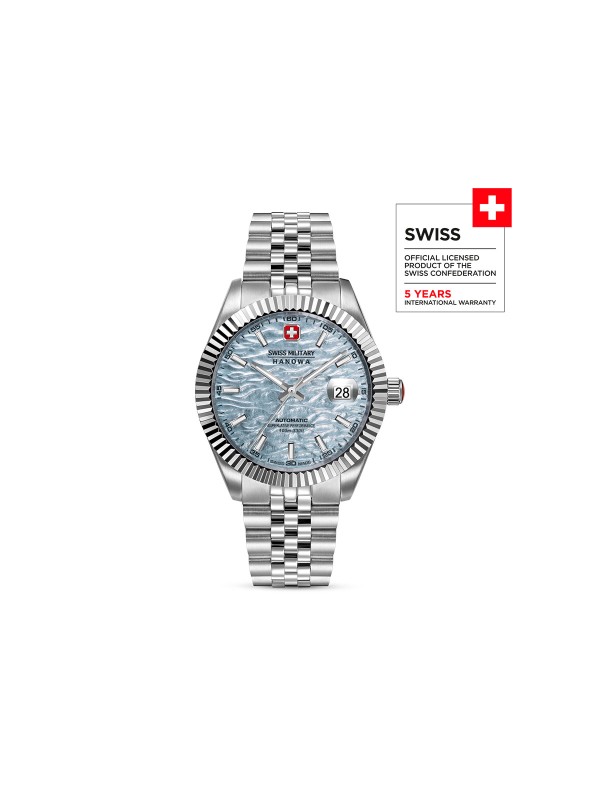 SWISS MILITARY HANOWA MASTER DILIGENTER SMWGL0005405 – Swiss Made muški automatik sat koji spaja bezvremensku eleganciju i tehničku preciznost. Kućište od nerđajućeg čelika prečnika 41 mm sa žlebljenim okvirom i teksturirani svetlo plavi brojčanik daju mu sofisticiran izgled. Sat pokreće automatski mehanizam Soprod P024, ima safirno staklo, uvećavajuće sočivo za datum i vodootpornost do 100 metara – idealan izbor za muškarce koji traže luksuz, pouzdanost i klasičan stil.