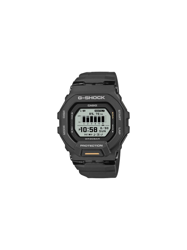 G-SHOCK GBD-200-1A1ER – muški digitalni sat iz G-SQUAD kolekcije, idealan za trčanje i svakodnevni trening. Opremljen Bluetooth® vezom za pametni telefon, brojačem koraka, senzorom ubrzanja, planerom i dnevnikom treninga. MIP ekran pruža vrhunsku vidljivost čak i na suncu, dok kućište i narukvica od crne gume obezbeđuju udobnost i izdržljivost. Vodootporan do 200m, otporan na udarce i sa autonomijom baterije do 2 godine – savršen izbor za aktivne muškarce.