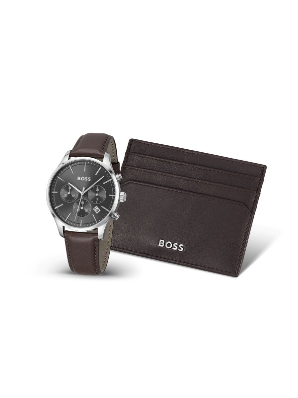 BOSS AVERY BOX SET 1570188 – muški hronograf koji spaja eleganciju i funkcionalnost. Sat od nerđajućeg čelika u boji srebra sa sivim brojčanikom i braon kožnom narukvicom. U setu se nalazi i kožna futrola za kartice u istoj nijansi. Kvarcni mehanizam, prečnik kućišta 42mm, mineralno staklo i vodootpornost do 50m čine ovaj set savršenim poklonom za modernog muškarca.
