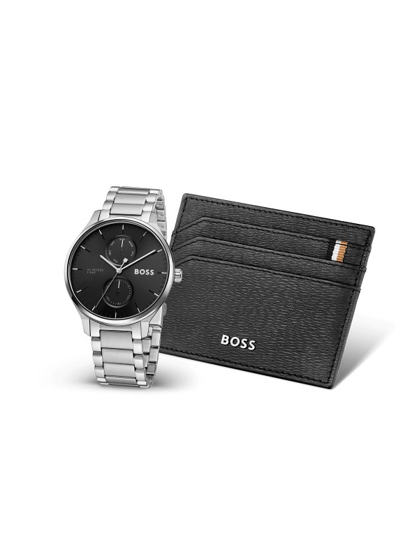 BOSS TYLER BOX SET 1570193 – elegantni muški sat od nerđajućeg čelika u boji srebra sa crnim brojčanikom i multifunction kvarcnim mehanizmom. U setu dolazi luksuzna kožna futrola za kartice u crnoj boji. Prečnik kućišta 43mm, mineralno staklo i vodootpornost do 50m čine ovaj model savršenim izborom za muškarce koji cene stil i funkcionalnost.