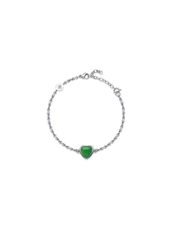 Brosway ESSENTIAL narukvica sa zelenim žadom simbolizuje ravnotežu, sklad i unutrašnji mir. Izrađena od nerđajućeg čelika u boji srebra, sa prelepim priveskom u obliku srca od zelenog žada, ova narukvica donosi prirodnu eleganciju i suptilan luksuz u svaki dan.