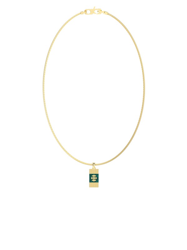 Guess REBEL MOON muška ogrlica od nerđajućeg čelika u boji žutog zlata, sa prepoznatljivom pločicom ukrašenom zelenim emajlom. Savršen izbor za hrabar, moderan izgled.