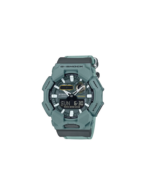 G-SHOCK GA-010CE-2AER – muški sportski sat iz kolekcije G-Shock Classic. analogno digitalni kvarcni mehanizam, izrađen od gumeno kućište sa platnena narukvica. Vodootporan, otporan na udarce i idealan za aktivan stil života.