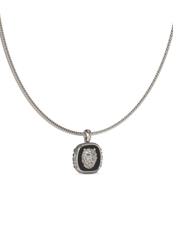 Simbol snage oko vrata. Muška ogrlica u srebrnom tonu sa detaljno izrađenim priveskom lavlje glave. Kontrast poliranog čelika i detalja od crnog emajla daje ovom komadu oštar, muževan karakter.