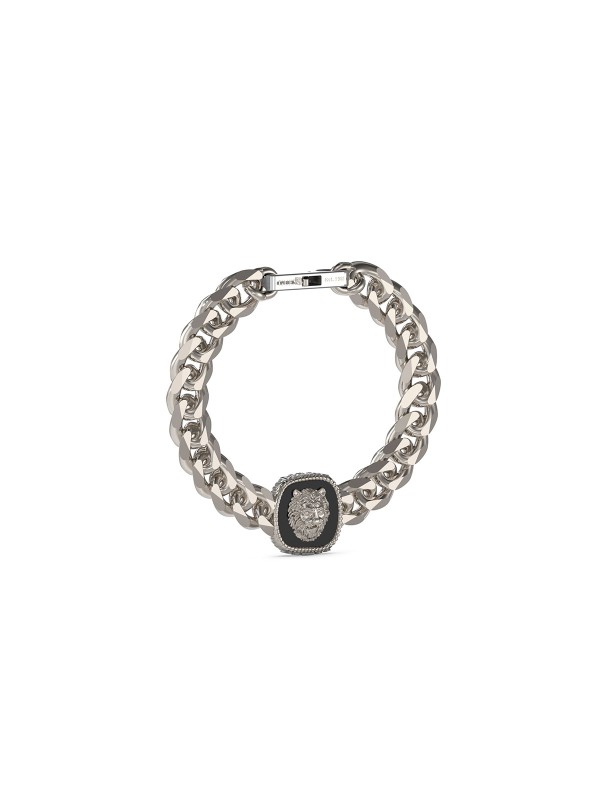 Dominacija i stil. Izuzetno masivna muška narukvica (širine 18mm) u srebrnom tonu. Centralni motiv lavlje glave, naglašen crnim emajlom, simbolizuje snagu i liderstvo. Komad za muškarca koji ostavlja utisak.