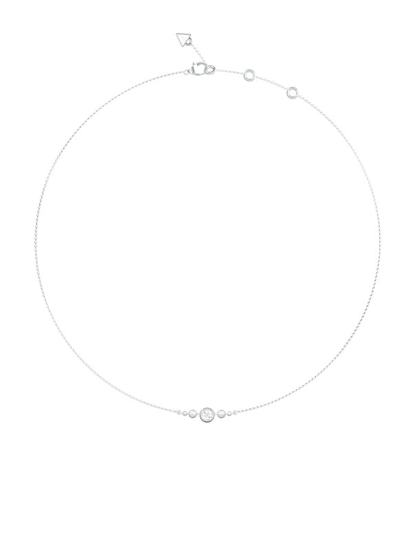 Bezvremenska ženstvenost. Tanka ogrlica u srebrnom tonu sa centralnim motivom koji spaja moderni 4G logo i klasične bisere. Savršeno se uklapa u set sa Tiny Pearly narukvicom.