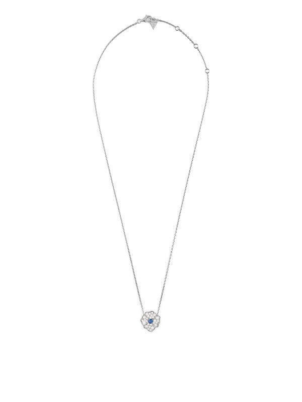 Ženska srebrna ogrlica Frosted Petal od srebra 925 sa priveskom u obliku cveta, ukrašena cirkonima i plavim kristalom u sredini. Elegantni i ženstveni Guess nakit za svaki dan.