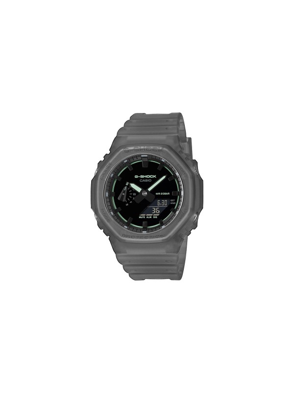 Muški G-Shock sportski sat u mat crnoj boji sa gumenom narukvicom. Otporan na udarce, analogno-digitalni prikaz, moderno i izdržljivo kućište za aktivan stil života.
