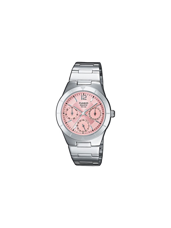Elegantni Casio ženski sat u srebrnoj boji sa roze brojčanikom, vodootporan do 50m, sa prikazom dana i datuma.