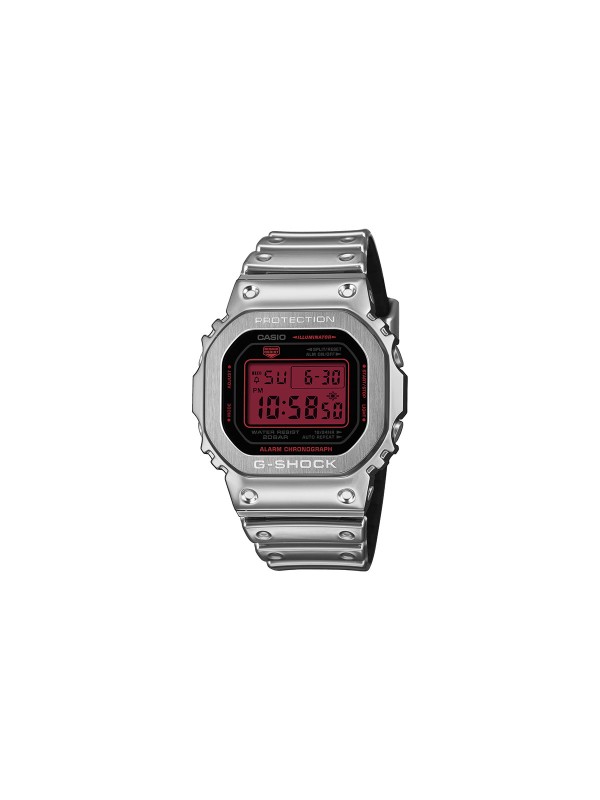 Limitirani G-SHOCK GM-5600 iz Fine Metallic serije. Srebrno čelično kućište i silikonska narukvica u kontrastu sa crvenim displejem. Vodootpornost 200m.