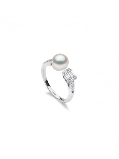 Yoko London prsten sa japanskim Akoya biserima biserima i dijamantima (0,29ct) u belom zlatu od 18ct, poručite putem Timer.co.rs online shop-a.