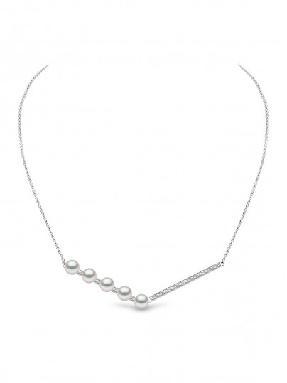 Yoko London ogrlicu sa slatkovodnim biserima i dijamantima (0,106ct) u belom zlatu od 18ct, poručite putem Timer.co.rs online shop-a na kućnu adresu.