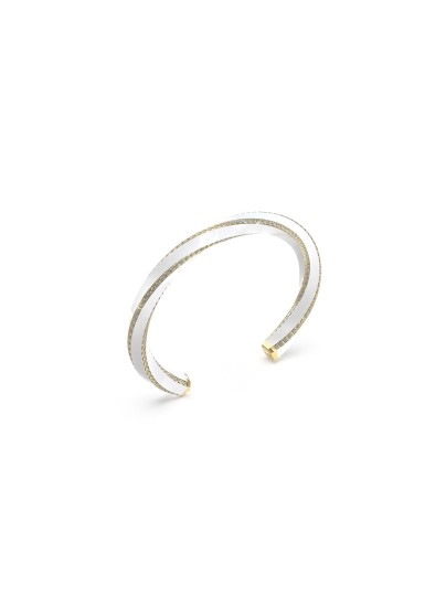 Guess LE MIRAGE JUBB05381JWYGWHS ženska narukvica u boji žutog zlata sa belim emajlom i cirkonima. Moderan model veličine S, prečnik 5,5 × 4,5 cm.