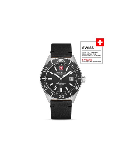 SWISS MILITARY HANOWA NOMAD BOX SET SMWGB0004901-SET – Swiss Made muški sportski sat sa kućištem od 43 mm i crnim brojčanikom. Ovaj set dolazi sa tri zamenljive narukvice: kožnom, silikonskom i platnenom, pružajući potpunu prilagodljivost i svestran stil. Kućište od nerđajućeg čelika, safirno staklo i kvarcni mehanizam Ronda 515 garantuju pouzdanost i izdržljivost, uz vodootpornost do 100 metara.